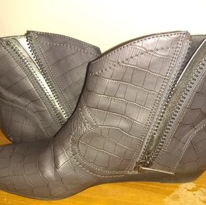 Women's Size 8 Ankle Zip up Leather Boots